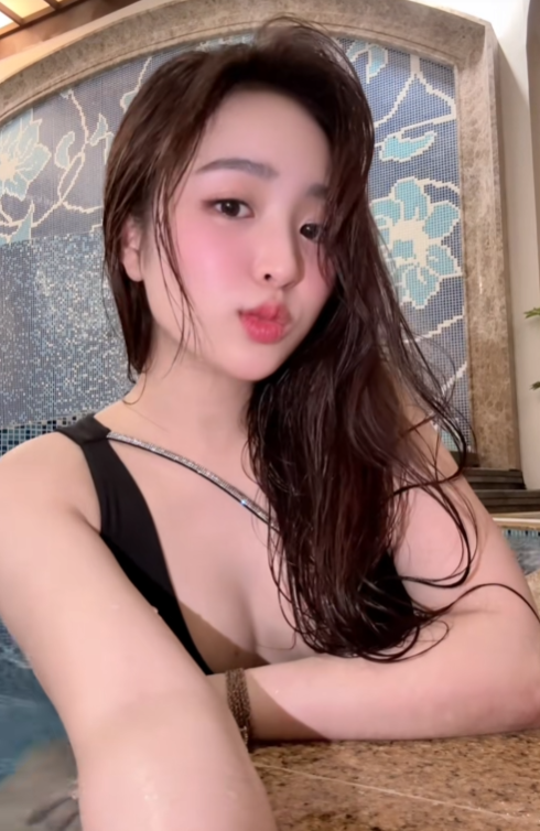Cụ thể, Lê Phương Anh than thở: "Mất ngủ nên xả bản nháp". Tại đây, video tận dụng tối đa vẻ đẹp của cô, từ ánh mắt, nụ cười, biểu cảm tự nhiên… tất cả được ghi lại một cách tinh tế.