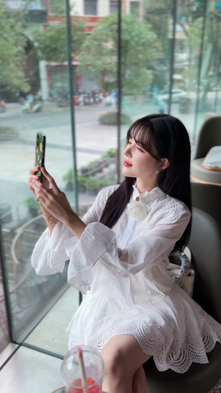 Thay vì những hình ảnh được trau chuốt kỹ lưỡng với lớp trang điểm cầu kỳ, Lilly Luta trong những bức hình mới nhất xuất hiện với nhan sắc mộc mạc, gần gũi nhưng vẫn vô cùng cuốn hút.