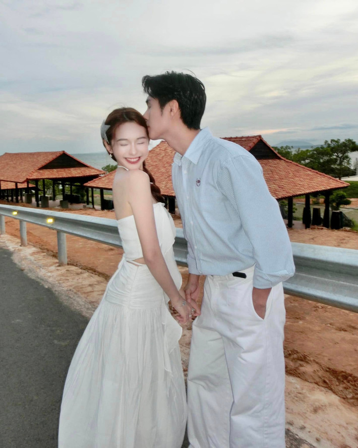Riêng Karty Chang, lần gần nhất cô đăng ảnh Otis là từ ngày 16/6, song đây là hình ảnh liên quan đến nhãn hàng và cũng được để phía sau, không nổi trên feed.