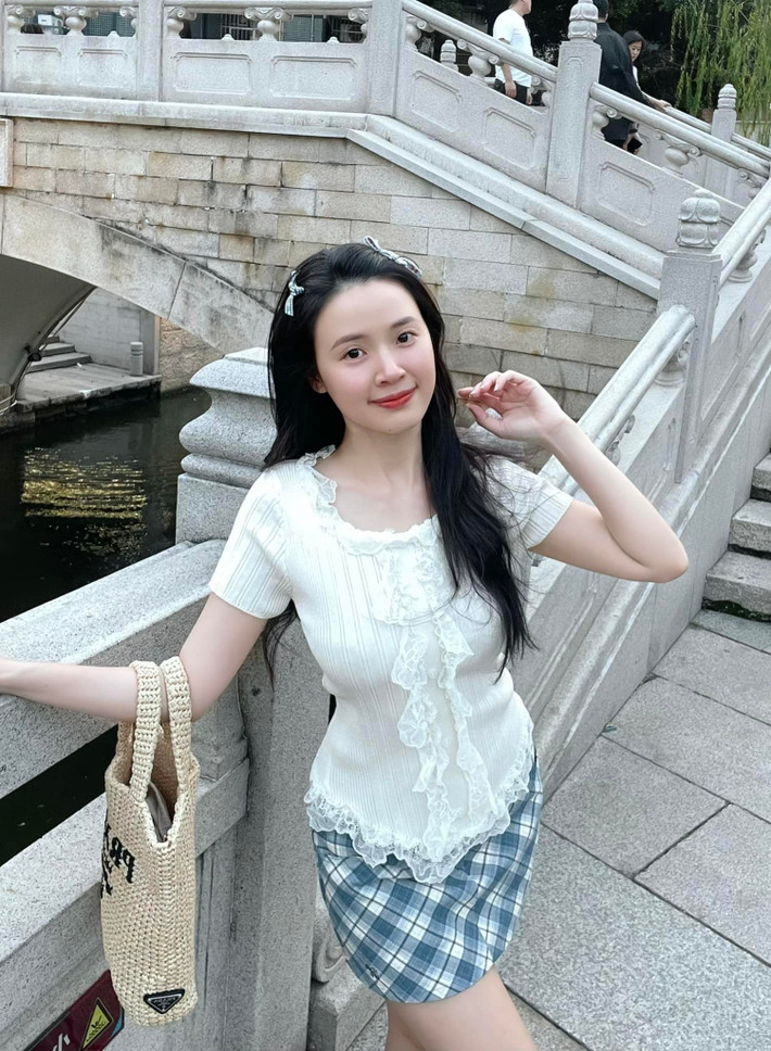Kể từ ngày lên xe hoa, Midu luôn nhận được nhiều lời khen ngợi về phong cách thời trang nhờ cách phối đồ khéo léo, tinh tế mà kín đáo tuyệt đối.