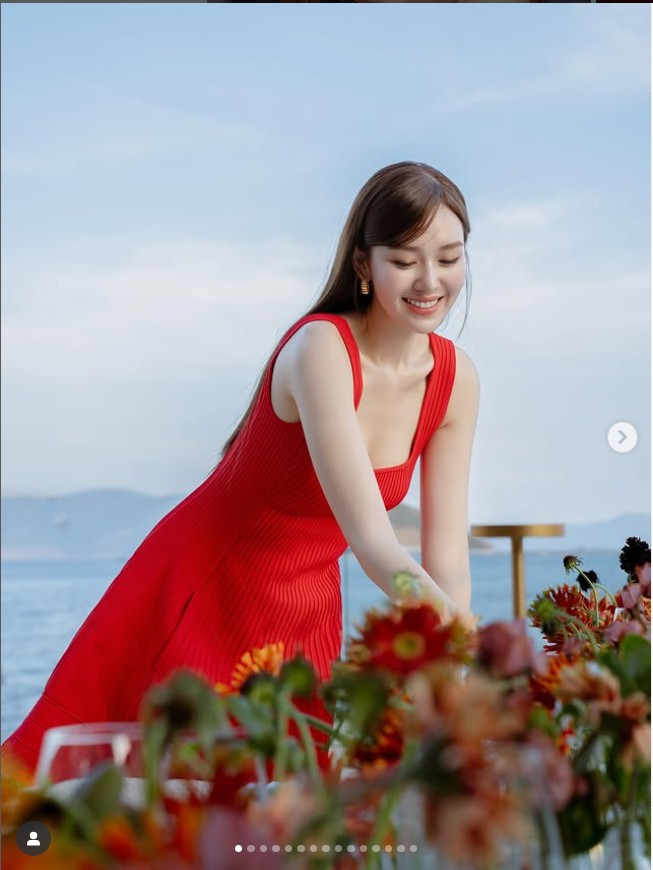 Nhiều ý kiến cho rằng, Tường San sở hữu nét đẹp Á Đông chuẩn mực, hài hòa và dịu dàng. Đôi mắt to tròn, sống mũi cao thanh thoát và đôi môi căng mọng giúp cô luôn cuốn hút ở mọi góc nhìn.