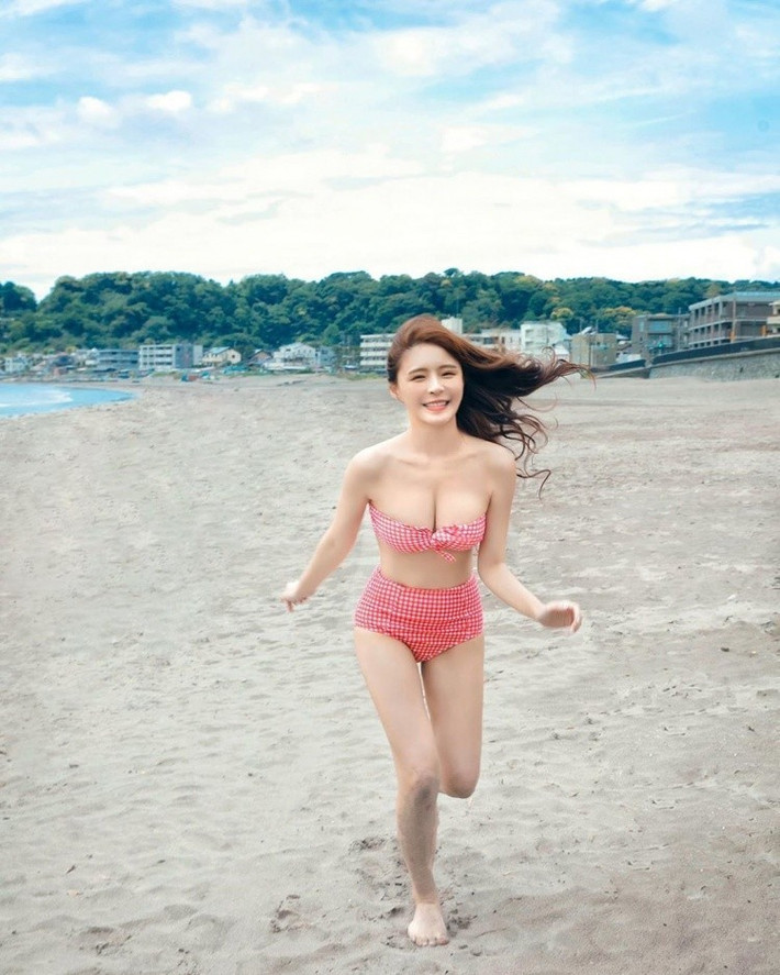 Với tính cách trong sáng, ngây thơ, lượng fan hâm mộ của cô nàng hot girl ngày càng tăng dần theo thời gian.