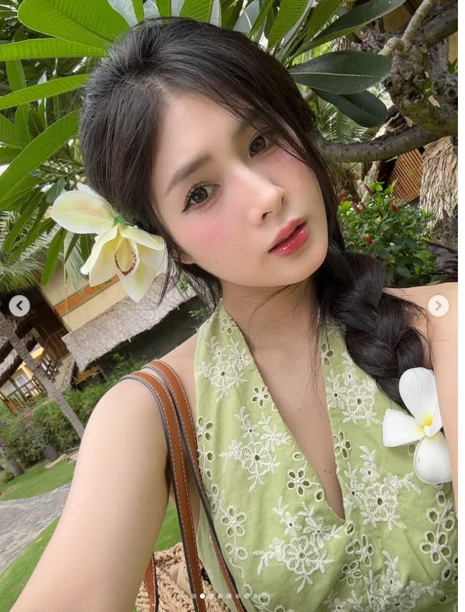 Dù ở bãi biển đầy nắng, bên hồ bơi xanh mát hay giữa không gian sang trọng của resort, Quỳnh Alee luôn biết cách tạo dáng và biểu cảm để tôn lên những ưu điểm của mình.