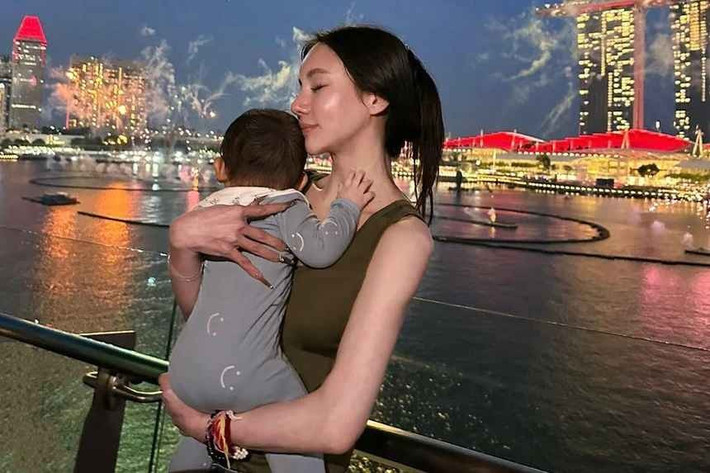Ngày 3/8, Kim Lim, con gái của tỷ phú nổi tiếng Peter Lim, đăng tải bức ảnh ngắm pháo hoa từ ban công một khách sạn sang trọng ở Singapore. Đây cũng là lần đầu tiên cô chia sẻ hình ảnh của đứa con thứ hai, chào đời vào đầu năm nay.