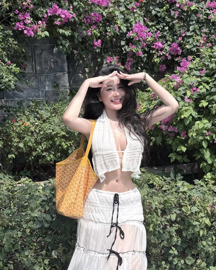 Điều đáng nói là thần thái tự tin, nụ cười rạng rỡ cùng những dáng pose chuyên nghiệp của Võ Ngọc Trân đã góp phần không nhỏ làm nên sức hút cho bộ ảnh.