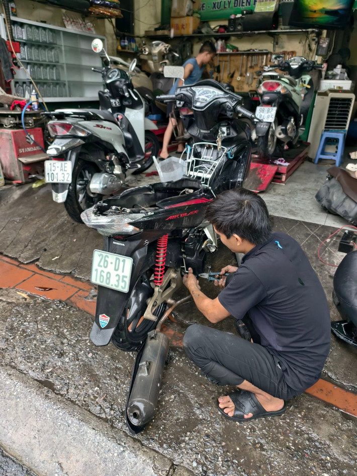 Những cửa hàng sửa chữa xe máy sáng ngày 26/8 các nhân viên "làm không hết việc".