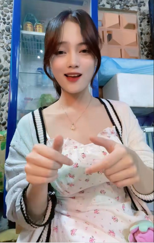 Gần đây, khi bị người xem nhắc nhở chuyện đỏm dáng, chăm chút ngoại hình quá đà, Minh Nguyệt đã thẳng thắn đáp trả.