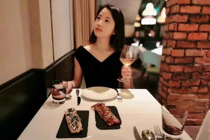 Sau khi được chẩn đoán trầm cảm, Zhu quyết định quay lại với toán học, điều mang lại cho cô cảm giác bình yên. “Mỗi lần muốn khóc, tôi lại tìm đến toán. Giải được một bài là lòng tôi dịu lại”, cô chia sẻ.