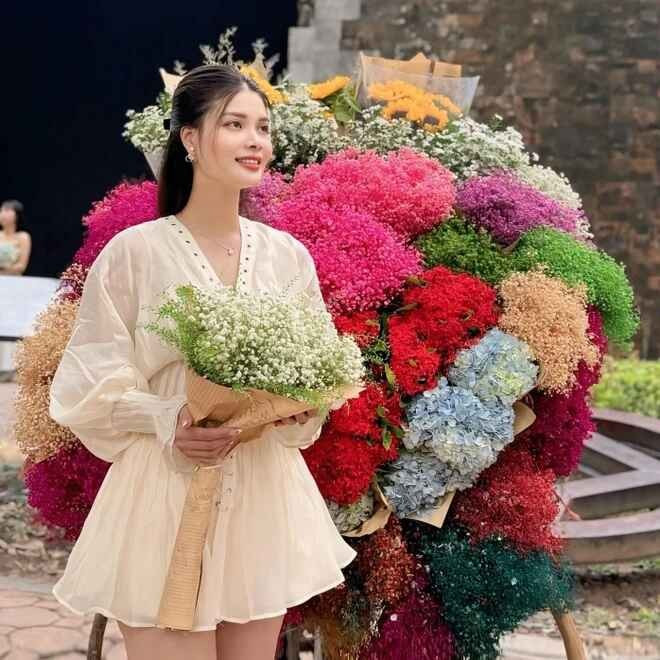 Nga Tây cũng có một bé gái và thường chia sẻ hình ảnh chụp cùng con lên trang cá nhân.