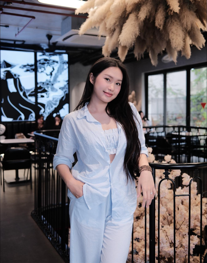 Sự thay đổi đó đến từ việc Hải My đã sinh con đầu lòng, hậu sinh bé Lúa, Hải My khiến dân mạng trầm trồ với nhan sắc chuẩn "gái một con trông mòn con mắt".
