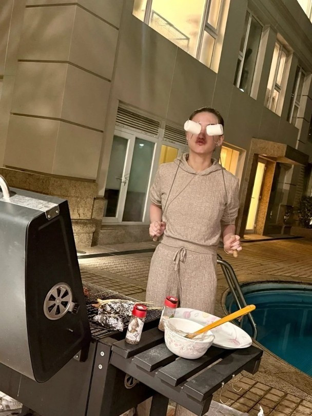 Thế nhưng điểm khiến nhiều người chú ý đó là từ Trung thu đến bữa tiệc nướng BBQ vào ngày 10/10, tuyệt nhiên không thấy bóng dáng Đậu Kiêu xuất hiện bên Hà Siêu Liên.