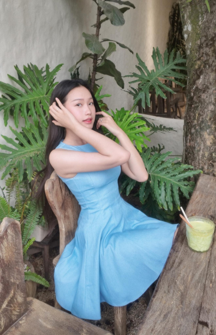 Từ bờ vai mềm mại, vòng một gợi cảm đến thần thái tự tin, Doãn Hải My chứng minh rằng: phụ nữ khi hạnh phúc và biết yêu bản thân, thì dù tăng vài cân cũng vẫn đẹp mê mẩn.