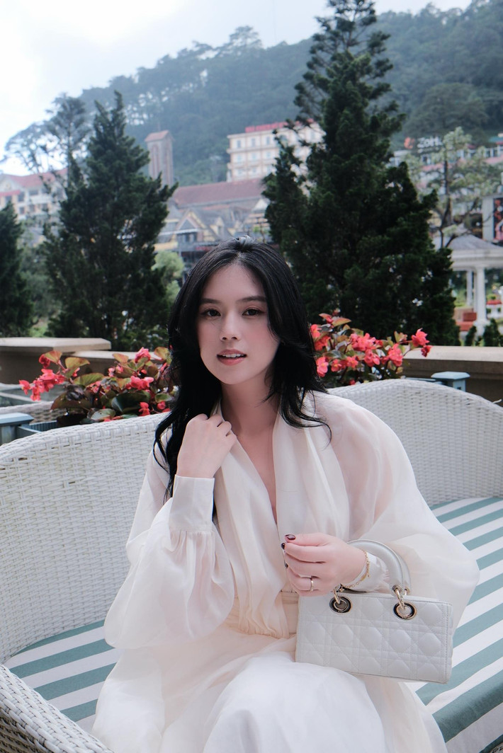 Nhờ lượng người theo dõi đông đảo trên mạng xã hội, Tố Uyên được nhiều nhãn hàng mời PR sản phẩm.