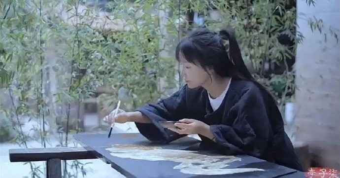 Theo tìm hiểu, Lý Tử Thất xuất thân nghèo khó, hồi nhỏ, cha mẹ chia tay, người cha lấy vợ khác, cô bị mẹ kế ngược đãi.