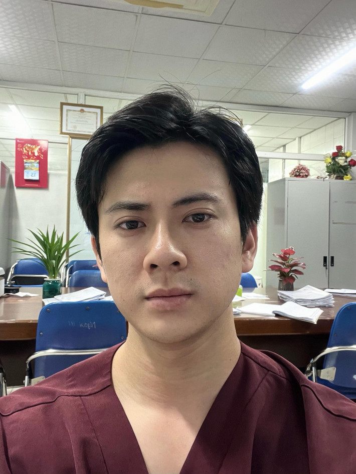 Kèm theo đó là bức ảnh bác sĩ nam thần "Người Ấy Là Ai" khoe cận gương mặt. Trong hình, Quang Lâm để lộ rõ khuôn mặt mụn, ria mép và đôi mắt thâm quầng.