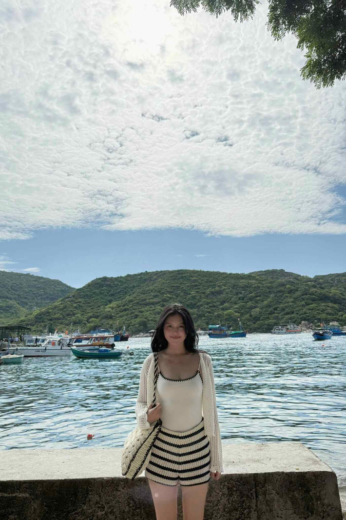 Cả hai bắt đầu hẹn hò từ năm 2018, cặp đôi cùng nhau mua xe riêng từ năm 2019 và hoàn thiện biệt thự ở quê Tuyên Quang, cùng chung cư ở Hà Nội. Đến năm 2022 Thành Chung - Tố Uyên tổ chức hôn lễ.