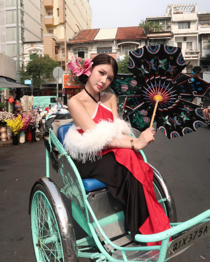 Nhiều bình luận bày tỏ sự ngưỡng mộ trước vóc dáng chuẩn chỉnh và tinh thần tích cực, dám thể hiện cá tính của Xuân Ca.