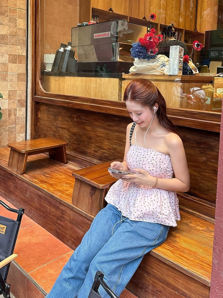 Cô thường ưu ái các gam màu ngọt ngào như trắng, hồng, xanh mint cùng thiết kế hoa nhí nổi bật.