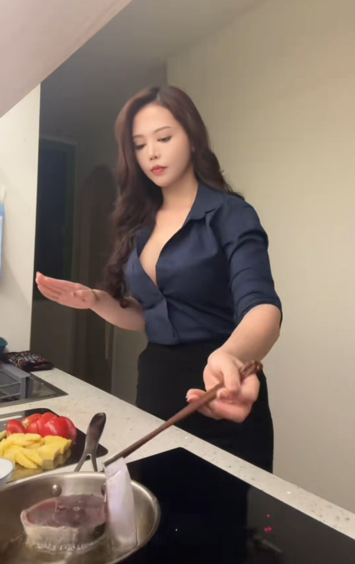 Cụ thể, "Phuowng chơi tóp tóp" thường xuyên lựa chọn các bộ đồ công sở bó sát, phanh cúc "cực sâu", đến mức người xem phải ngượng ngùng đỏ mặt.