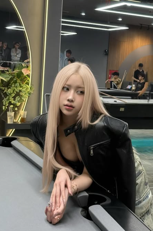 Trong một bài đăng khoe dáng nuột nà, "Rosé bản Việt" lại bị người xem chỉ ra chỉnh sửa ảnh quá đà đến mức làm méo cả khung cảnh xung quanh và "người qua đường"