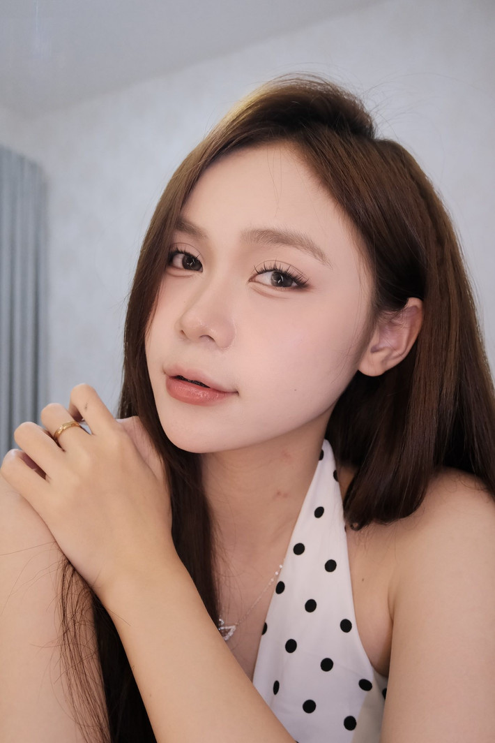 Không còn vẻ bốc lửa, sắc sảo thường thấy, Kỳ Duyên xuất hiện với gương mặt ít phấn son, để lộ trọn vẹn những đường nét, đáng chú ý nhất chính là chiếc mũi mới.