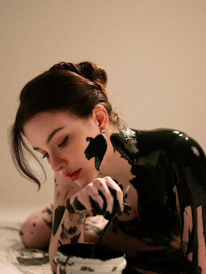 Bộ ảnh được thực hiện trong khung studio, Jessie Vard vẽ trên cơ thể nuột nà.