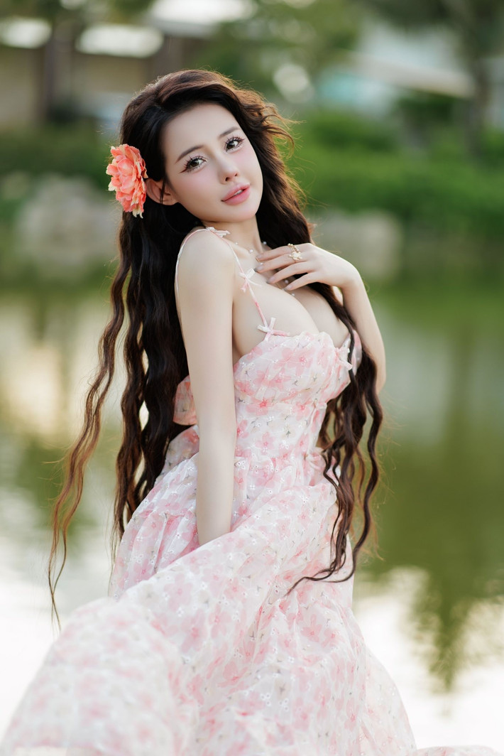 Vào tháng 8/2024, Ngân 98 từng tiết lộ lý do quyết định sang Hàn Quốc phẫu thuật thẩm mỹ: "Mấy đợt trước tôi cũng có nói đi thẩm mỹ muốn làm sao để nhìn mặt của tôi nét nào ra nét đấy, trông phải đứng tuổi và dữ lên tí xíu. Còn lần này, tôi đi sửa cho nó hiền lại. Chắc là tôi không dám sửa nữa đâu, không dám làm ca đại phẫu nữa đâu vì ca vừa rồi quá đau".