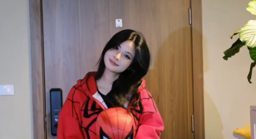 Ngay sau khi video được đăng tải, cộng đồng mạng như "phát cuồng". Gương mặt của Quỳnh Bei hiện lên với những đường nét thanh tú, hài hòa, làn da trắng sáng và nụ cười rạng rỡ.