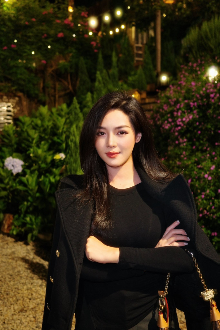 Hình ảnh Vũ Thanh Quỳnh tự tin tạo dáng bên hồ bơi được nhiều người bày tỏ sự ngưỡng mộ trước thân hình "không mỡ thừa" và làn da trắng mịn của cô.