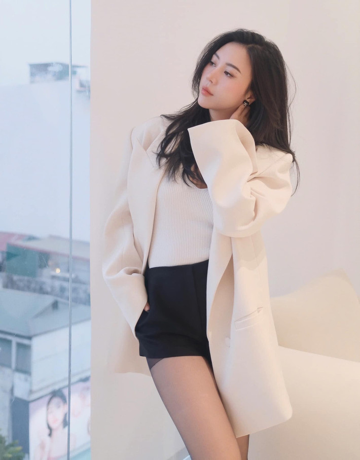 Hiện tại, dù không còn hoạt động sôi nổi trong làng giải trí, Vũ Ngọc Châm vẫn là một cái tên có sức ảnh hưởng. Cô tập trung vào việc kinh doanh thương hiệu thời trang riêng và tận hưởng cuộc sống viên mãn bên ông xã doanh nhân cùng hai con.