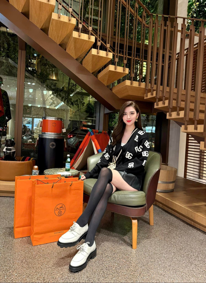 Có một thời gian Ngọc Loan “ở ẩn”, hiếm khi lộ diện hay được nhắc đến trên MXH. Sau đó bẵng đi một thời gian, cô trở lại với loạt hình ảnh về cuộc sống sang chảnh, xa hoa đúng chuẩn giới thượng lưu khiến nhiều người trầm trồ.