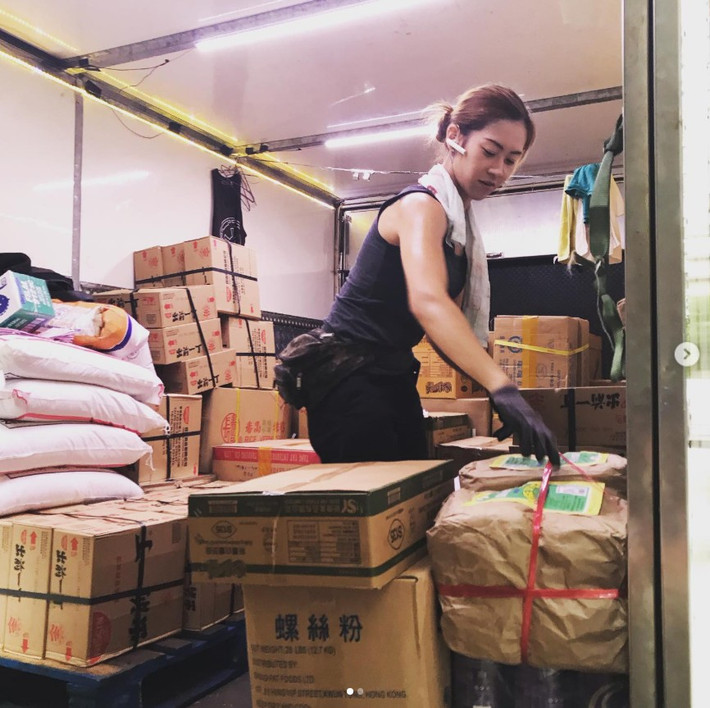 Tuy nhiên, nữ cửu vạn sinh năm 1988 tuyên bố chia tay ít lâu sau vì gia đình đối phương không chấp nhận công việc hiện tại của cô. Bản thân cô cũng không hợp với “cuộc sống bị sắp đặt”.