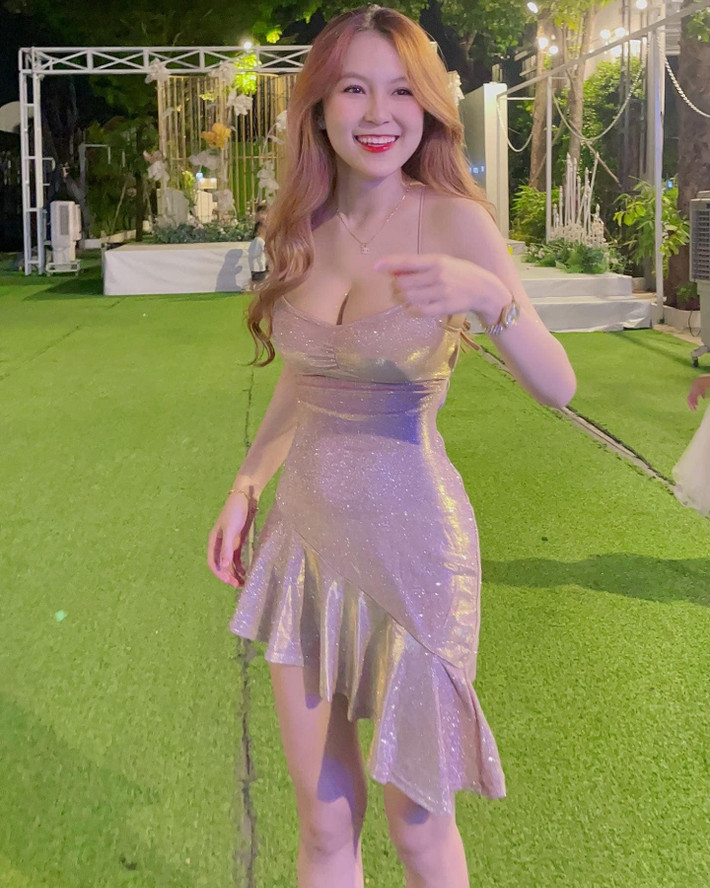 Hiểu rõ lợi thế cơ thể nên Trân Trần theo đuổi phong cách thời trang gợi cảm, chuộng đồ bó sát khoe đường cong quyến rũ.
