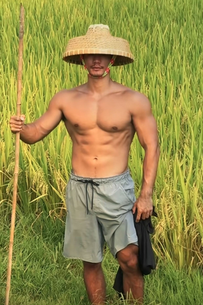 Sau khi câu chuyện về hành động đẹp lan truyền, Li Shuda còn nổi tiếng với lý do bất ngờ hơn: bức ảnh chụp khoảnh khắc anh bước lên khỏi dòng nước với chiếc áo phông ướt sũng, để lộ cơ bắp cuồn cuộn khiến dân mạng "dậy sóng".
