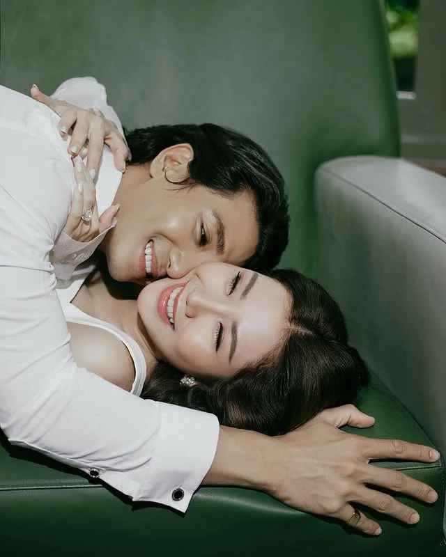 Sau bao năm, lời hứa "nhất định cưới em" đã trở thành hiện thực khi nam diễn viên tròn 28 tuổi. Clip anh quỳ gối cầu hôn người yêu từng viral khắp cõi mạng vào cuối năm ngoái.