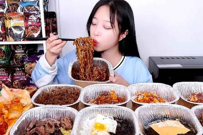 Tzuyang, tên thật là Park Jeong Hyeon, sinh năm 1996, là một trong những YouTuber mukbang nổi tiếng hàng đầu Hàn Quốc.