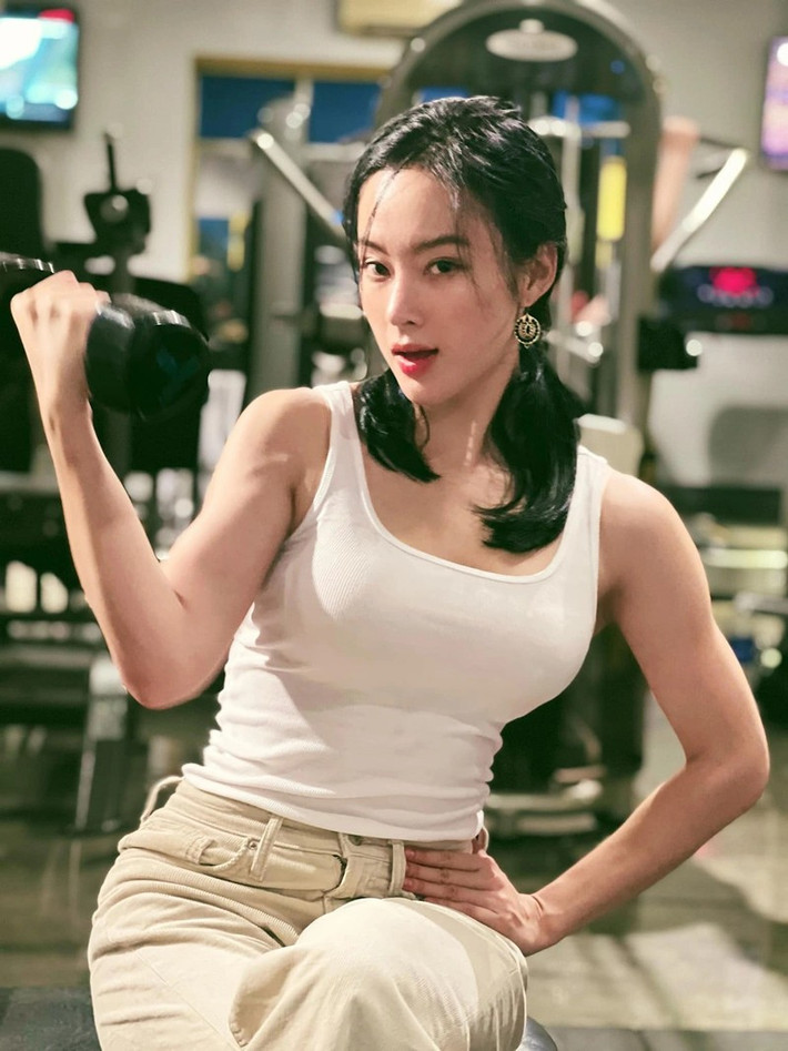 Giữa những khen chê trái chiều, Angela Phương Trinh từng khẳng định đang đi trên con đường riêng. Người đẹp không ngại phá vỡ giới hạn và định kiến về cái đẹp truyền thống.