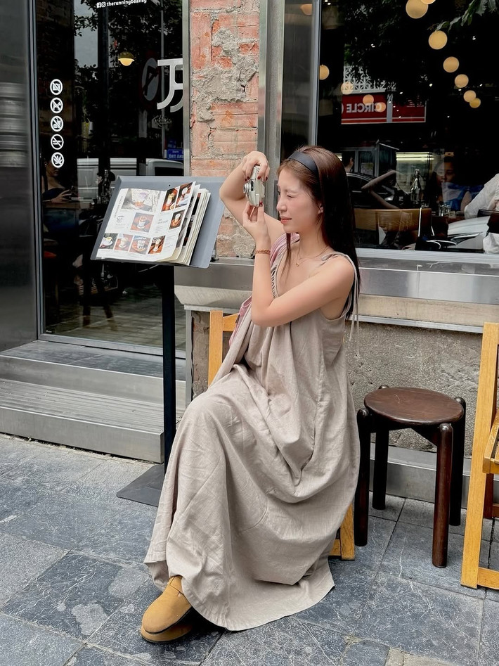 Váy 2 dây dáng dài thướt tha chạm gót là một trong những trang phục yêu thích trong tủ đồ hè của Mẫn Tiên. Cô thường chọn diện thiết kế trơn màu, khoe khéo bờ vai trần gợi cảm đồng thời mang đến sự thoải mái khi di chuyển. Ảnh sử dụng trong bài: Instagram nhân vật.