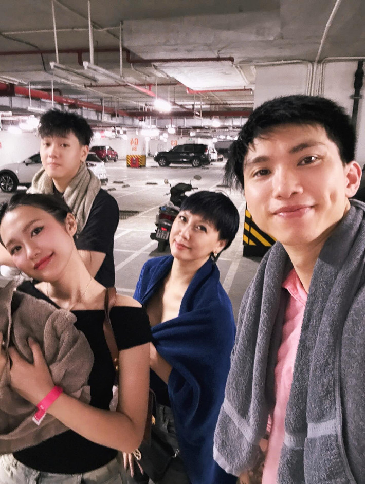 Ở tuổi U50, mẹ vợ của Văn Hậu vẫn ghi điểm bởi vóc dáng thon gọn, làn da sáng và gương mặt luôn ánh lên sự tươi tắn.