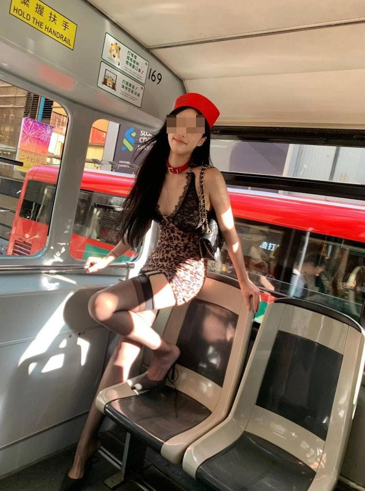 Tuy nhiên, sự “nhiệt tình sống ảo” này của cô gái lại khiến cư dân mạng chia làm hai phe.