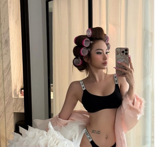 Quỳnh Như lựa chọn đón tuổi mới với một bữa tiệc sinh nhật ngập tràn sắc hồng đầy lãng mạn và ngọt ngào.