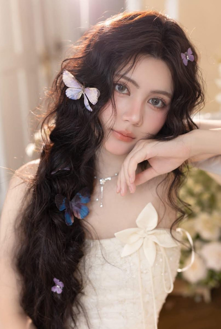 Trong những shoot hình ngập tràn sự dịu dàng và thanh khiết, Hạt Dẻ một lần nữa khẳng định sức hút riêng, nhận về vô vàn lời chúc phúc từ người hâm mộ.