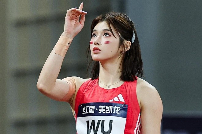Wu Yanni (28 tuổi) được mệnh danh "nữ thần điền kinh Trung Quốc". Nhan sắc và phong cách thời trang gợi cảm giúp cô đến gần với hào quang của sự nổi tiếng, nhưng cũng kéo theo hàng loạt tranh cãi.