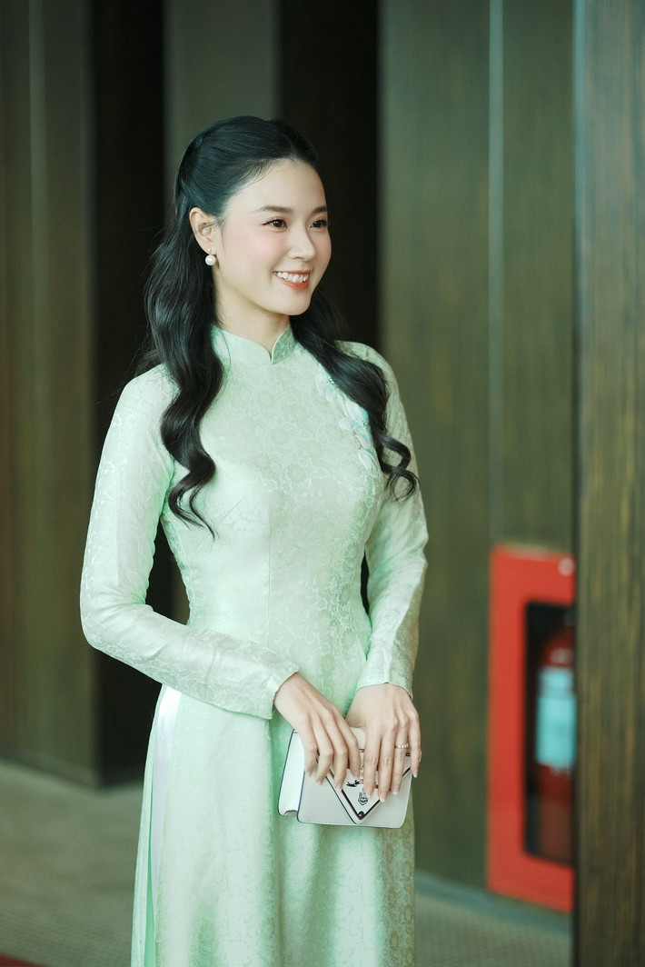 Đặc biệt, trong một khoảnh khắc, hành động người đẹp lấy tay che bụng khiến dân mạng bàn tán không ngớt.