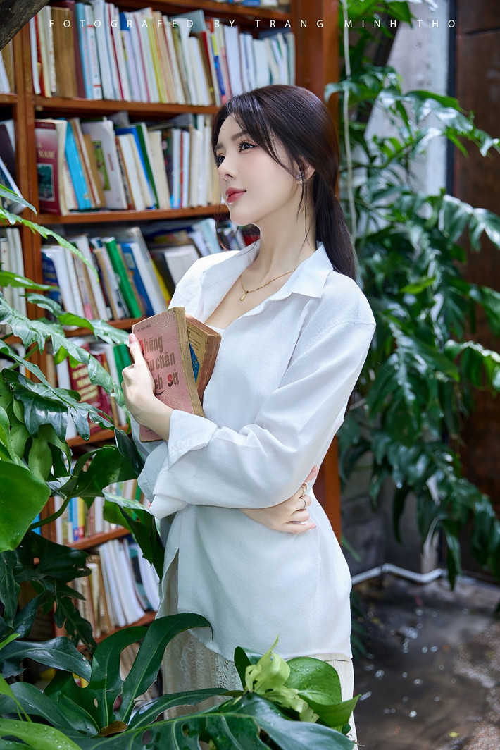Vẻ đẹp "không tuổi" cùng thần thái cuốn hút của cô được tôn lên một cách trọn vẹn.
