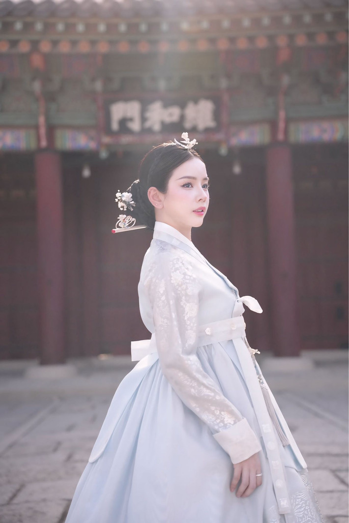 DJ Mie, tên thật là Trương Tiểu My, được biết đến rộng rãi sau khi tham gia chương trình Rap Việt mùa đầu tiên. Với vẻ ngoài xinh đẹp như búp bê cùng khả năng chơi nhạc cuốn hút, cô đã nhanh chóng trở thành một trong những nữ DJ hàng đầu Việt Nam.