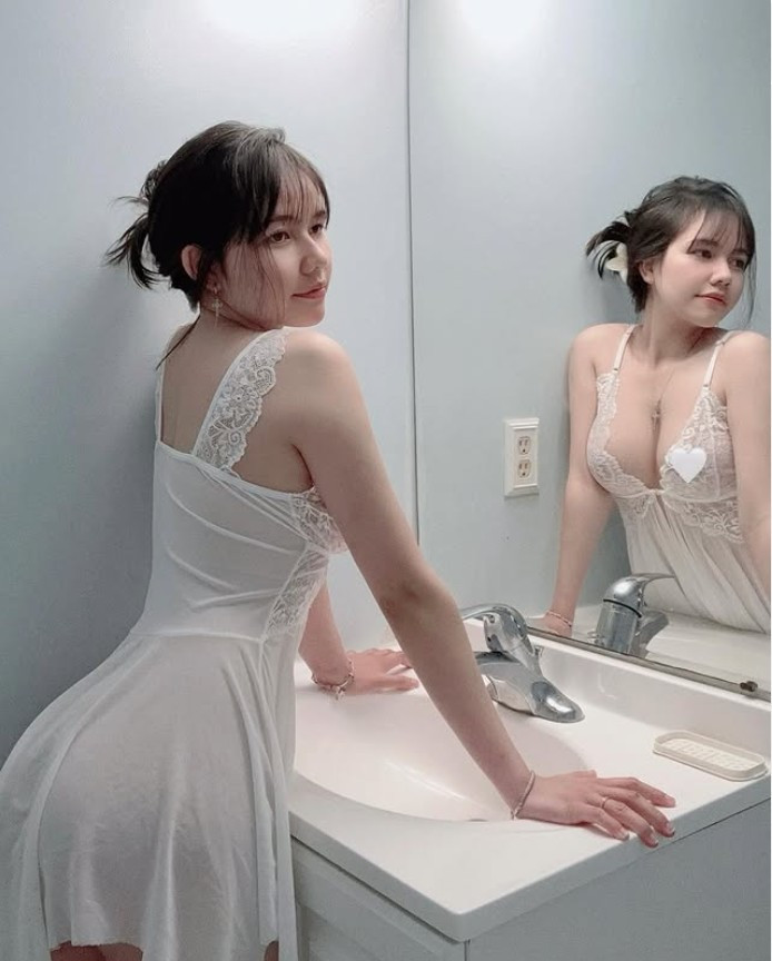 Góc nghiêng táo bạo, làn da trắng sáng và biểu cảm không hề "giả trân" đã giúp nữ coser ghi điểm tuyệt đối.