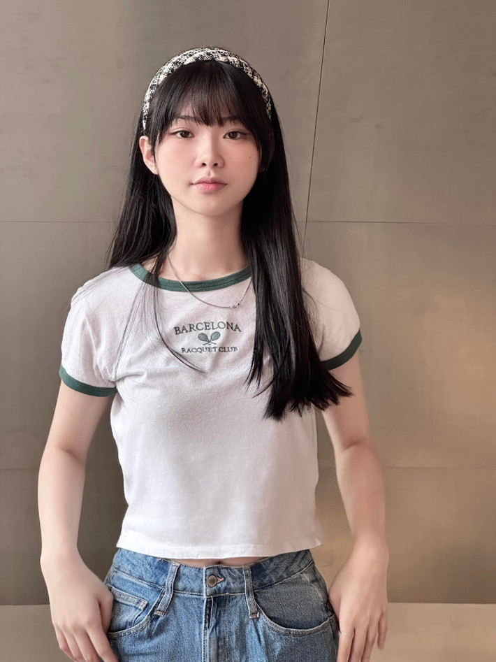 Khi lựa chọn tham gia cuộc thi tại "đất nước tỷ dân", Ánh Sáng phải xin mẹ cho tạm gác lại việc thi đại học để theo đuổi đam mê. Dù không lọt top 9 chung cuộc nhưng cô khiến nhiều người nể hơn bởi ngoài tài năng nghệ thuật, cô bạn còn “bắn” tiếng Anh cực mượt mà.