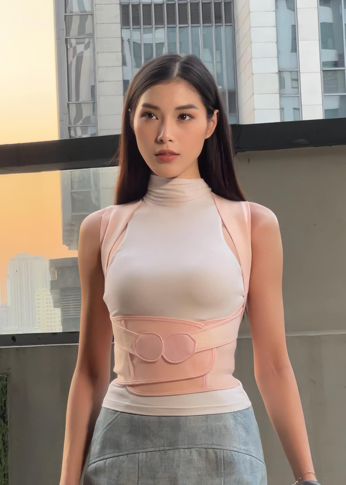 Có thể nói, Đặng Thu Huyền không chỉ là một cựu vận động viên tài năng mà còn là một hình mẫu về sự nỗ lực duy trì vóc dáng và phong cách sống tích cực. Cô nàng đang dần định hình một hình ảnh trưởng thành hơn, đa diện hơn trong mắt công chúng, và những shoot hình bikini đầy mê hoặc trên biển chính là một phần trong hành trình ấy.