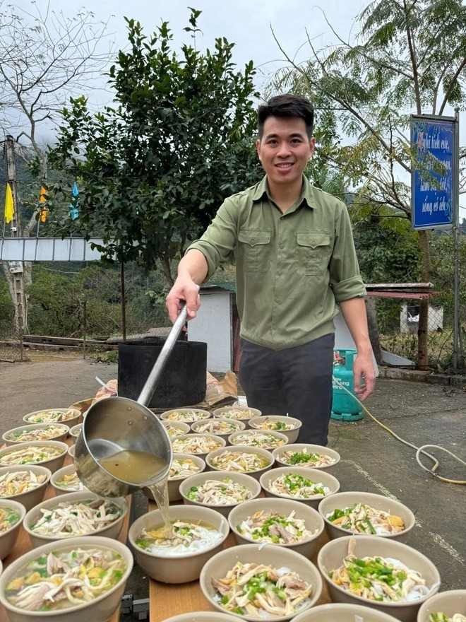 Cụ thể, các tài khoản giả mạo TikToker Lê Anh Nuôi đăng bài quảng cáo khóa học quân sự cho trẻ nhỏ, đánh vào tâm lý phụ huynh muốn cho con trải nghiệm, rèn luyện trong dịp hè.